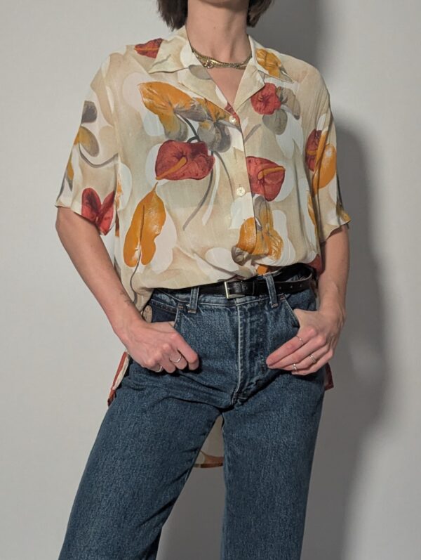 Amber breeze - 02 Vintage blouse met korte mouwen in beige met grote bloemenprint in amber, roest en zachte aardetinten.