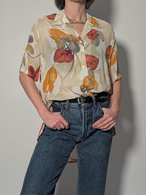Vintage blouse met korte mouwen in beige met grote bloemenprint in amber, roest en zachte aardetinten.