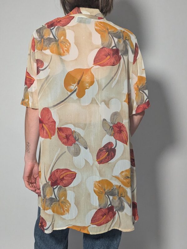 Amber breeze - 03 Vintage blouse met korte mouwen in beige met grote bloemenprint in amber, roest en zachte aardetinten.