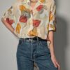 Amber breeze - 04 Vintage blouse met korte mouwen in beige met grote bloemenprint in amber, roest en zachte aardetinten.