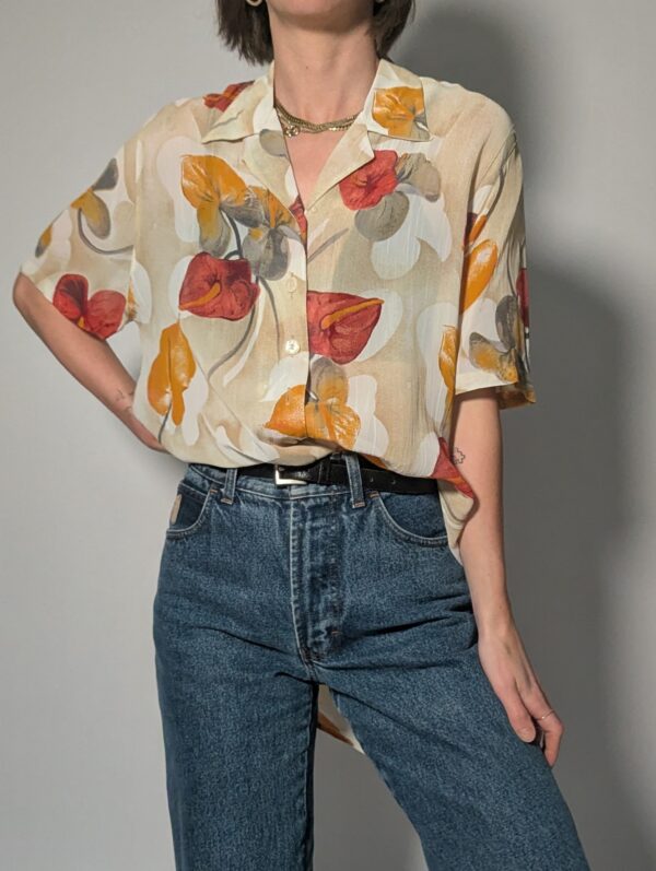 Amber breeze - 04 Vintage blouse met korte mouwen in beige met grote bloemenprint in amber, roest en zachte aardetinten.