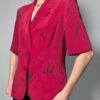 Vintage berryroze blouse-blazer met korte mouwen, glanzende knopen, subtiele bladprint en getailleerde pasvorm.