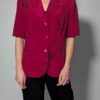 Vintage berryroze blouse-blazer met korte mouwen, glanzende knopen, subtiele bladprint en getailleerde pasvorm.