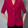 Vintage berryroze blouse-blazer met korte mouwen, glanzende knopen, subtiele bladprint en getailleerde pasvorm.