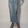Lichtblauwe vintage denim maxi rok met high waist, rechte pasvorm en rafelige zoom.