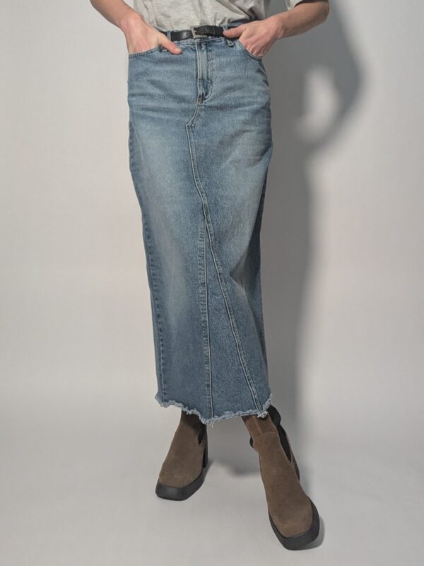 Blue current - 01 Lichtblauwe vintage denim maxi rok met high waist, rechte pasvorm en rafelige zoom.