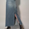 Lichtblauwe vintage denim maxi rok met high waist, rechte pasvorm en rafelige zoom.