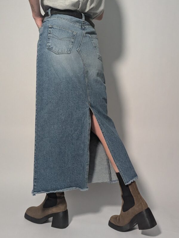 Lichtblauwe vintage denim maxi rok met high waist, rechte pasvorm en rafelige zoom.