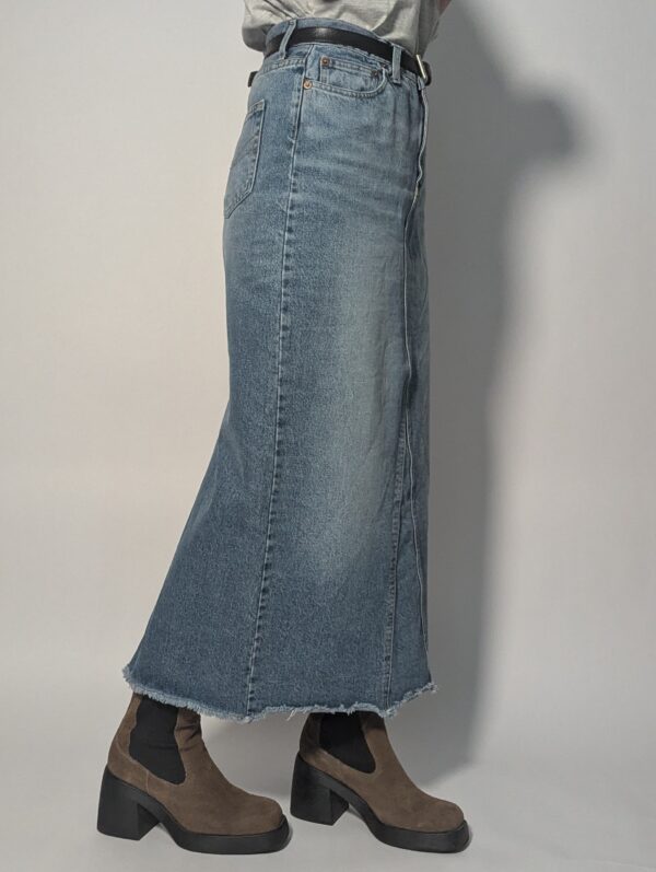 Lichtblauwe vintage denim maxi rok met high waist, rechte pasvorm en rafelige zoom.