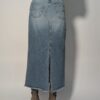 Lichtblauwe vintage denim maxi rok met high waist, rechte pasvorm en rafelige zoom.