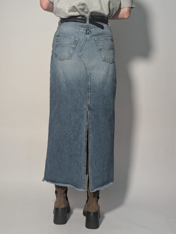 Lichtblauwe vintage denim maxi rok met high waist, rechte pasvorm en rafelige zoom.