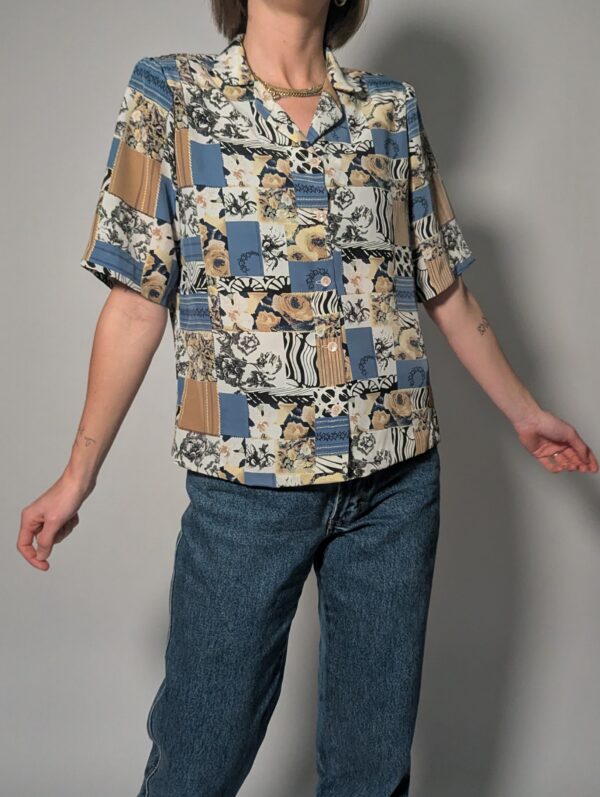 Blue mosaic - 01 Vintage blouse met korte mouwen en patchworkprint in blauw, zand, crème en zwart.