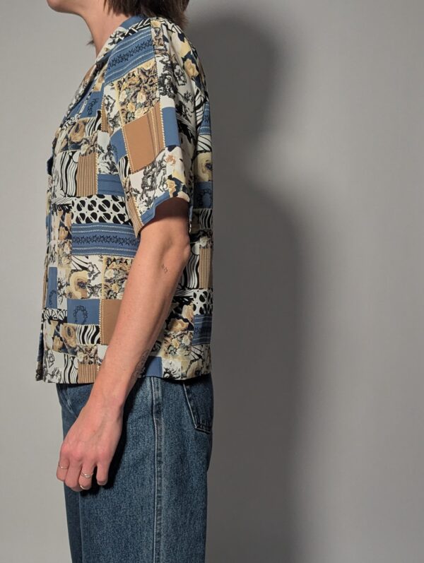 Blue mosaic - 02 Vintage blouse met korte mouwen en patchworkprint in blauw, zand, crème en zwart.