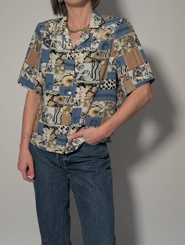 Blue mosaic - 03 Vintage blouse met korte mouwen en patchworkprint in blauw, zand, crème en zwart.