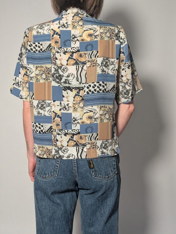 Blue mosaic - 04 Vintage blouse met korte mouwen en patchworkprint in blauw, zand, crème en zwart.