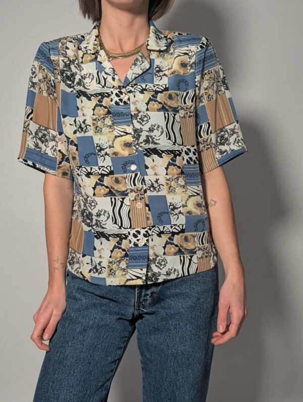 Blue mosaic - 05 Vintage blouse met korte mouwen en patchworkprint in blauw, zand, crème en zwart.