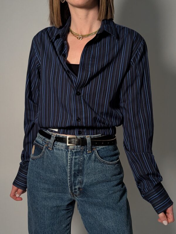 Upcycled donkerblauwe vintage blouse met blauwe strepen en elastische zoom – (RE)MADE BY LOT