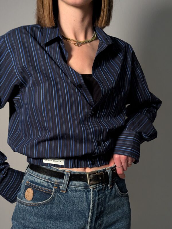 Upcycled donkerblauwe vintage blouse met blauwe strepen en elastische zoom – (RE)MADE BY LOT