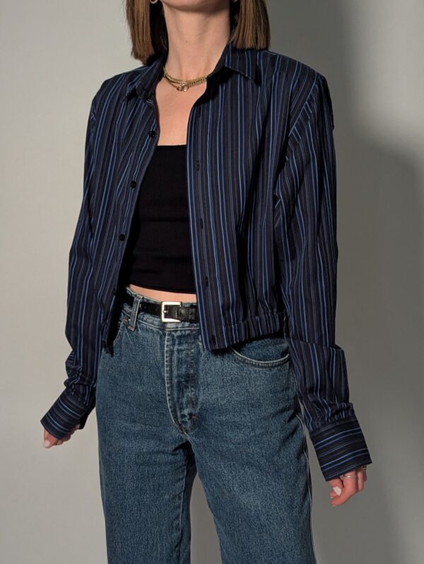 Upcycled donkerblauwe vintage blouse met blauwe strepen en elastische zoom – (RE)MADE BY LOT