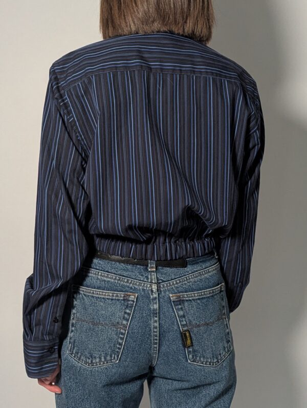 Upcycled donkerblauwe vintage blouse met blauwe strepen en elastische zoom – (RE)MADE BY LOT
