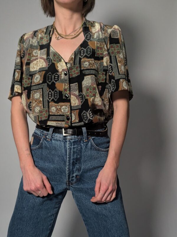 Vintage blouse met korte mouwen en patchworkprint in zwart, bronze, beige en olijftinten.