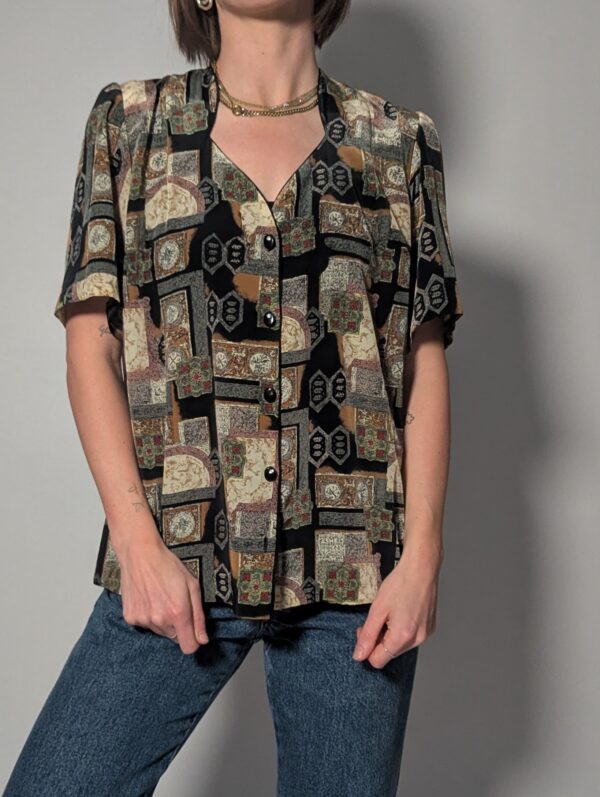 Vintage blouse met korte mouwen en patchworkprint in zwart, bronze, beige en olijftinten.