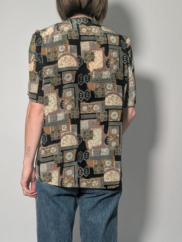 Vintage blouse met korte mouwen en patchworkprint in zwart, bronze, beige en olijftinten.