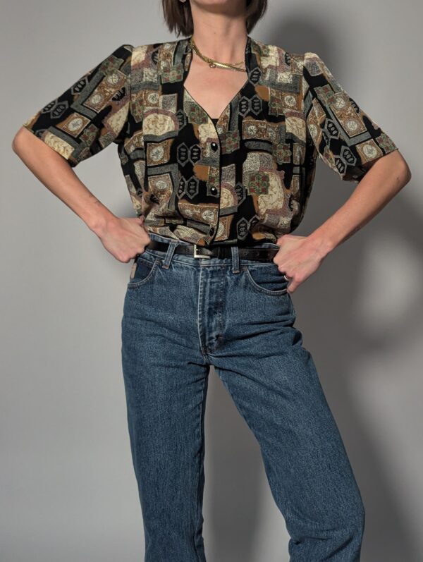 Vintage blouse met korte mouwen en patchworkprint in zwart, bronze, beige en olijftinten.