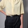 Lichtgele vintage blouse met korte mouwen, klassieke kraag en rechte soepele pasvorm.