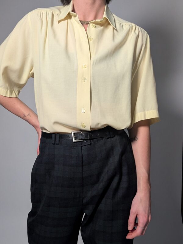 Lichtgele vintage blouse met korte mouwen, klassieke kraag en rechte soepele pasvorm.