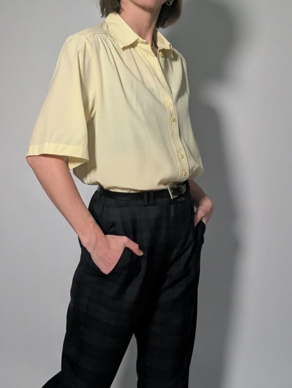 Lichtgele vintage blouse met korte mouwen, klassieke kraag en rechte soepele pasvorm.