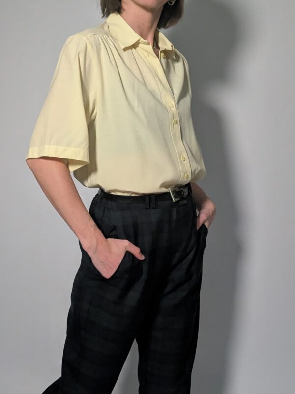 Lichtgele vintage blouse met korte mouwen, klassieke kraag en rechte soepele pasvorm.