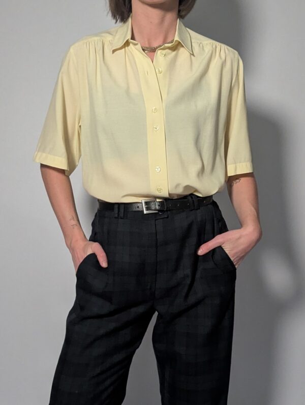 Lichtgele vintage blouse met korte mouwen, klassieke kraag en rechte soepele pasvorm.