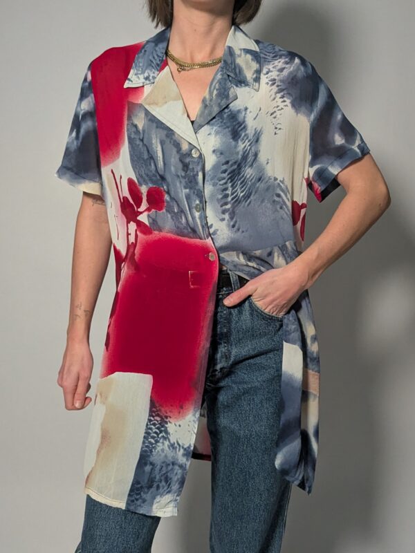 Vintage lange blouse met korte mouwen en abstracte print in crimsonrood, blauwgrijs en zachte neutrale tinten.
