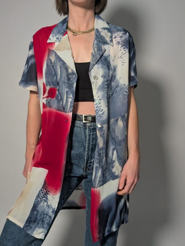 Vintage lange blouse met korte mouwen en abstracte print in crimsonrood, blauwgrijs en zachte neutrale tinten.