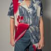 Vintage lange blouse met korte mouwen en abstracte print in crimsonrood, blauwgrijs en zachte neutrale tinten.