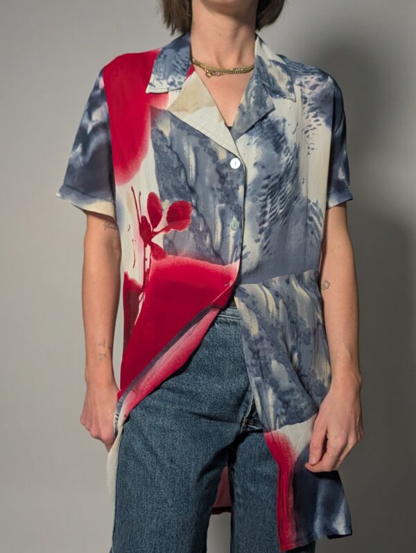 Vintage lange blouse met korte mouwen en abstracte print in crimsonrood, blauwgrijs en zachte neutrale tinten.