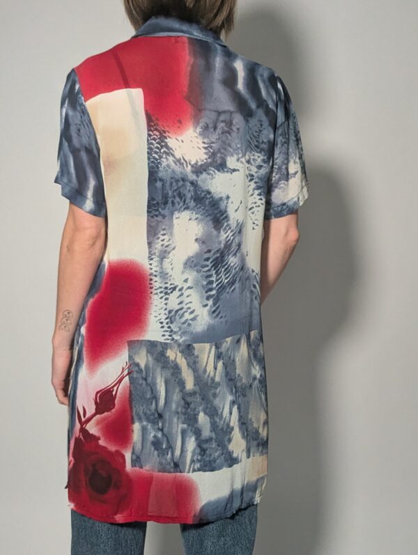 Vintage lange blouse met korte mouwen en abstracte print in crimsonrood, blauwgrijs en zachte neutrale tinten.