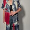 Vintage lange blouse met korte mouwen en abstracte print in crimsonrood, blauwgrijs en zachte neutrale tinten.