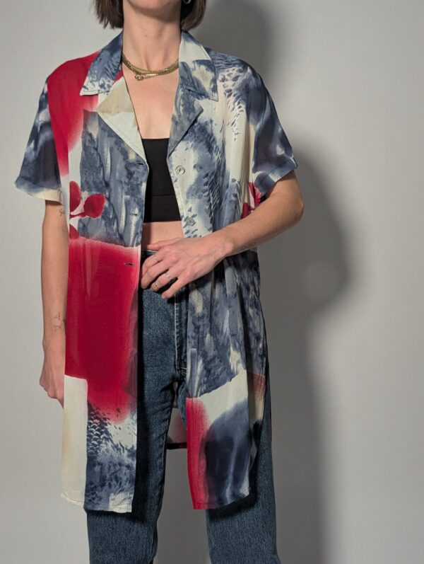 Vintage lange blouse met korte mouwen en abstracte print in crimsonrood, blauwgrijs en zachte neutrale tinten.