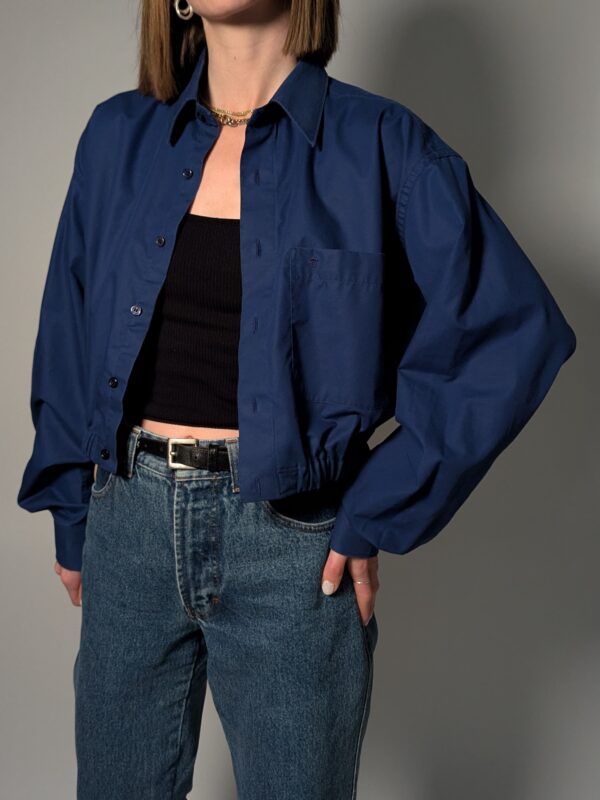 Upcycled donkerblauwe vintage blouse met elastische zoom – (RE)MADE BY LOT