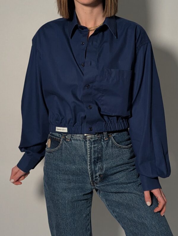 Upcycled donkerblauwe vintage blouse met elastische zoom – (RE)MADE BY LOT