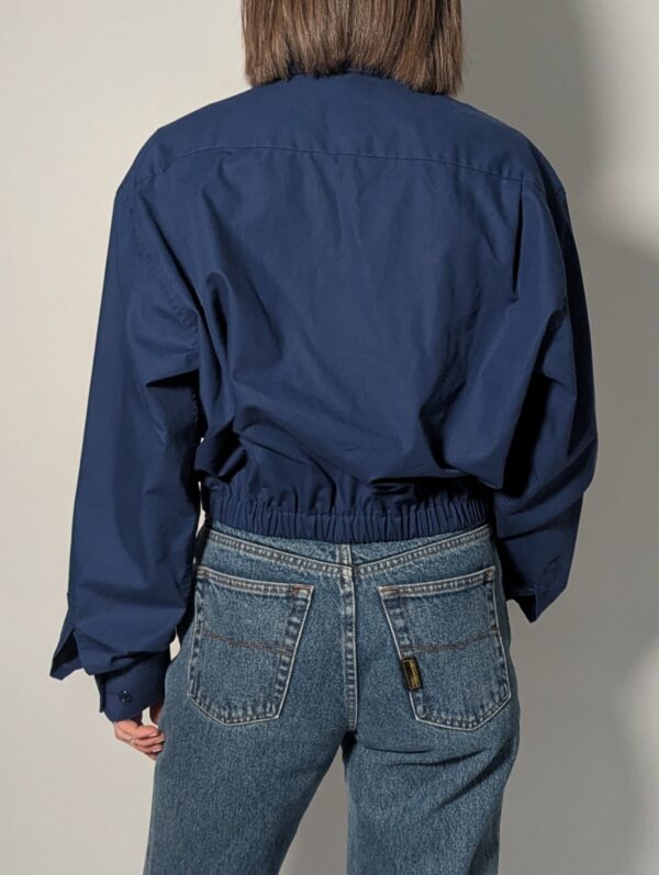 Upcycled donkerblauwe vintage blouse met elastische zoom – (RE)MADE BY LOT