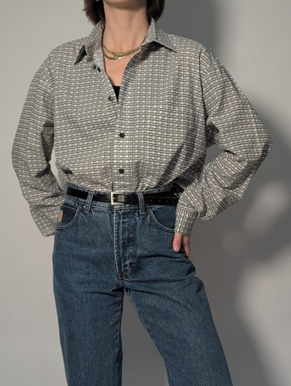 Donkerbruine vintage blouse met lange mouwen, subtiel patroon en relaxte pasvorm.