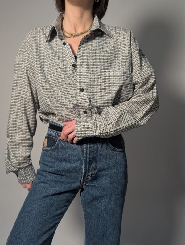 Donkerbruine vintage blouse met lange mouwen, subtiel patroon en relaxte pasvorm.