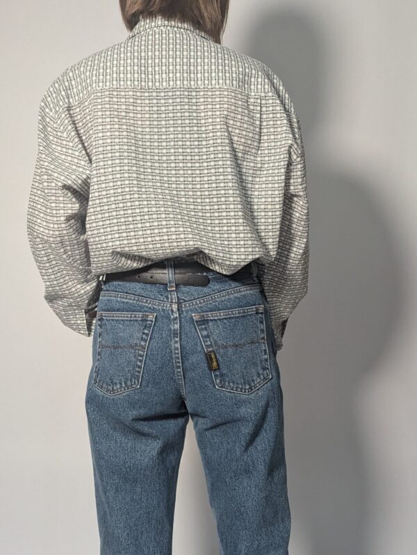 Donkerbruine vintage blouse met lange mouwen, subtiel patroon en relaxte pasvorm.