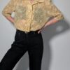 Honey vine - 01 Lichtbeige vintage blouse met korte mouwen, botanische print in honingtinten en elegante kraag.