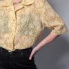 Honey vine - 02 Lichtbeige vintage blouse met korte mouwen, botanische print in honingtinten en elegante kraag.