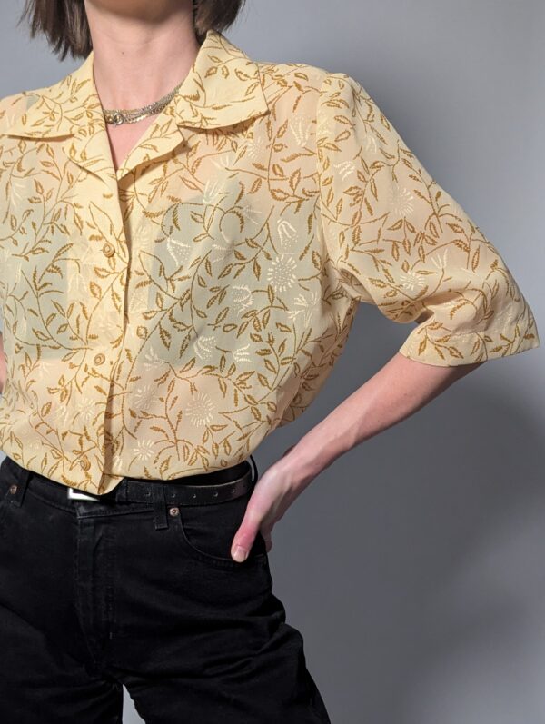 Honey vine - 02 Lichtbeige vintage blouse met korte mouwen, botanische print in honingtinten en elegante kraag.