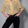 Honey vine - 03 Lichtbeige vintage blouse met korte mouwen, botanische print in honingtinten en elegante kraag.